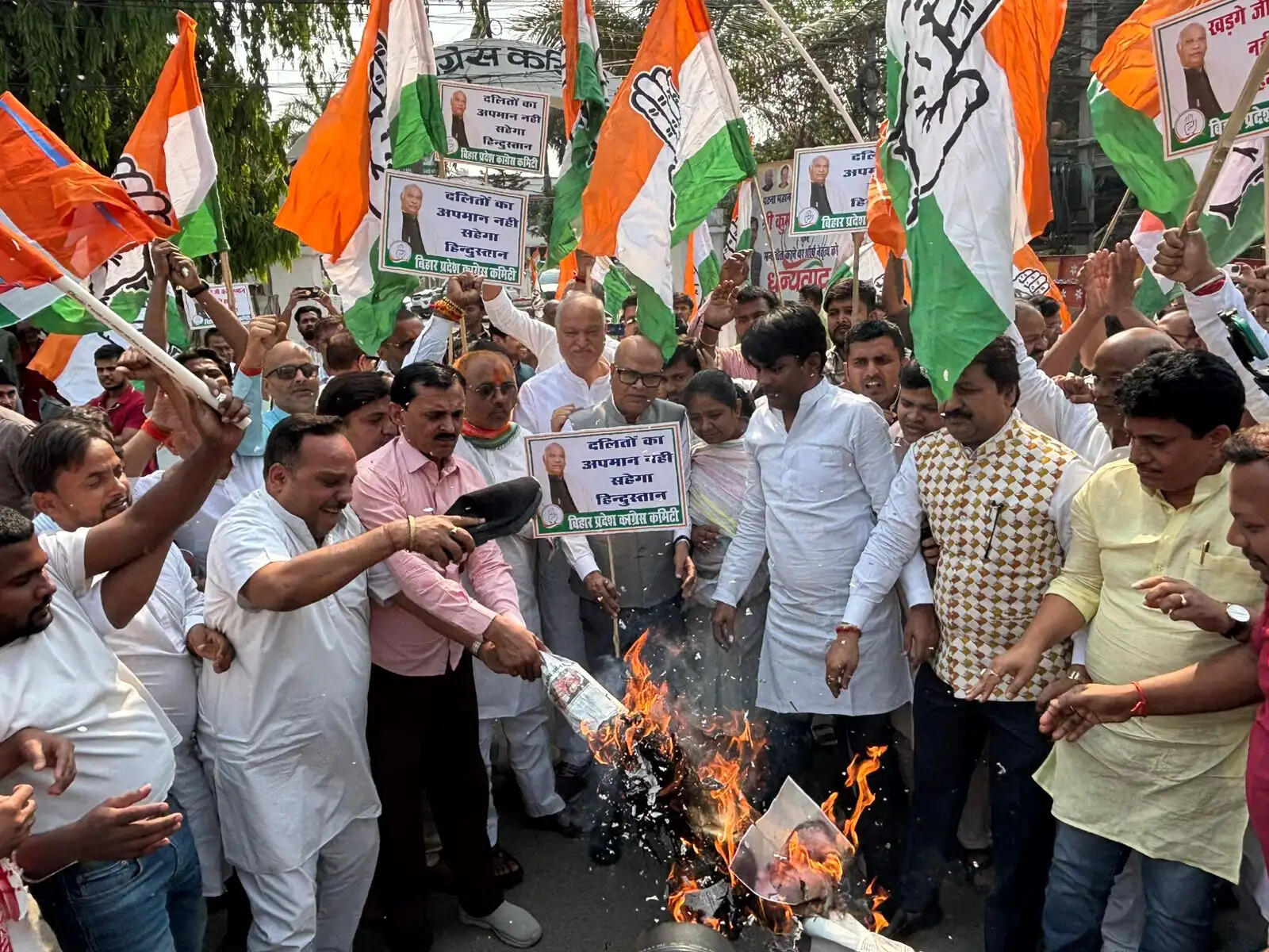 हिमंता बिस्वा सरमा के विरोध में कांग्रेस ने किया प्रदर्शन, पुतला दहन