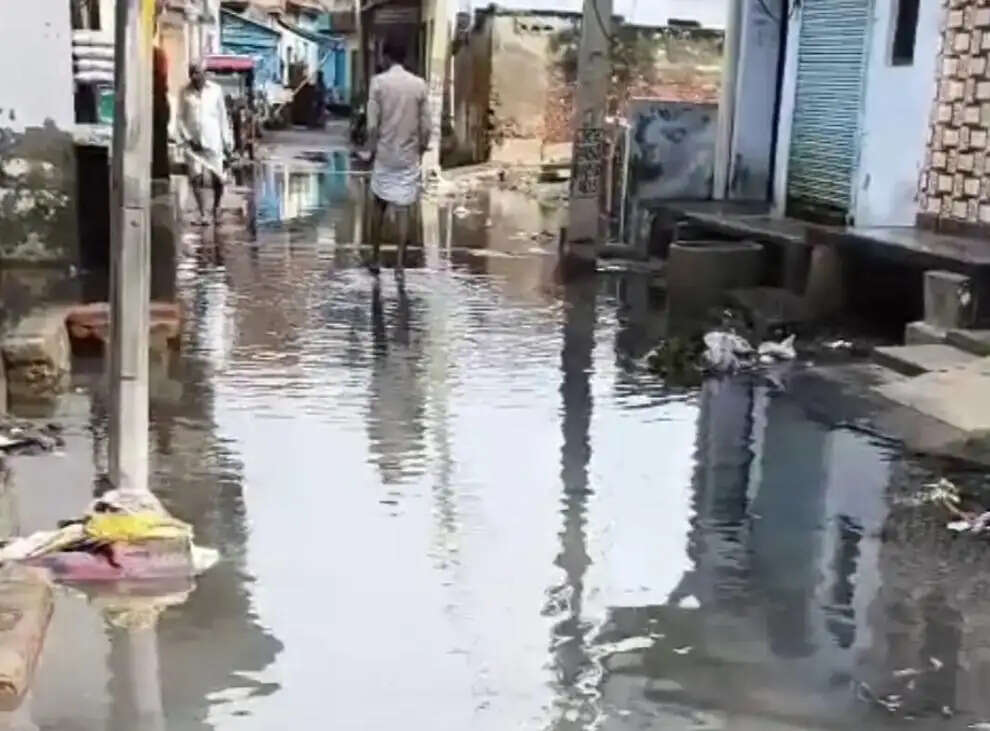 हाथरस में मूसलाधार बारिश से गलियों में भरा घुटनों तक भरा गंदा पानी