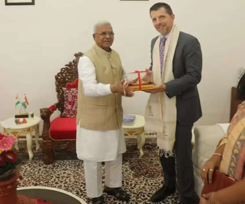 अमेरिका के कॉन्सुलेट जनरल मिचेल हेंकी ने राज्यपाल पटेल से की सौजन्य भेंट