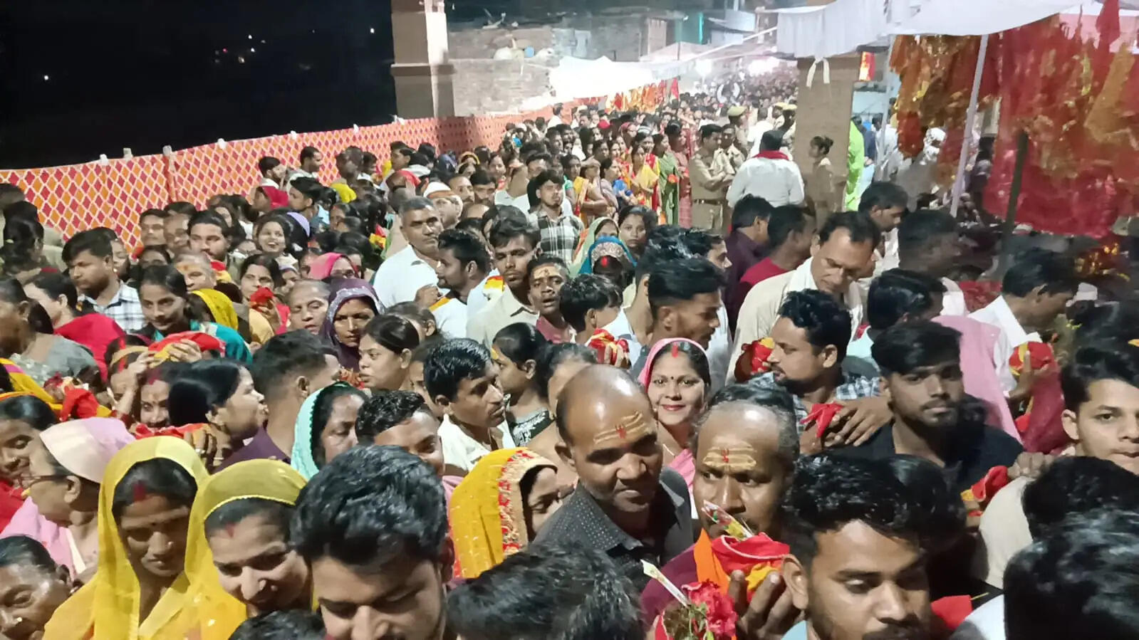 चैत्र नवरात्र: बाबा विश्वनाथ की नगरी शक्ति आराधना में लीन,घरों और देवी मंदिरों में अखंड ज्योति प्रज्जवलित