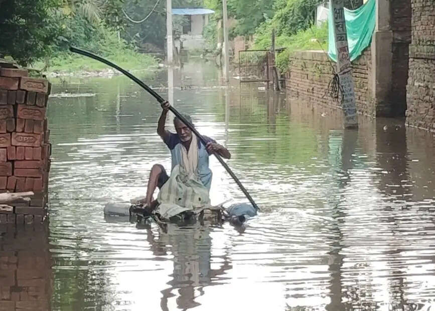 गोद में बच्चे, सामने जलभराव... पानी में डूबे रास्ते पर महिलाओं का फूटा गुस्सा, किया प्रदर्शन