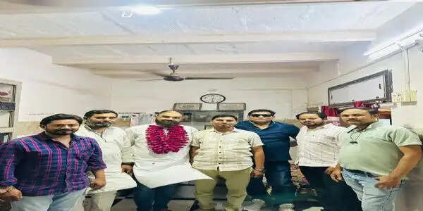 जौनपुर से हज यात्रियों का जत्था रवाना, भावुक माहौल में दी गई विदाई