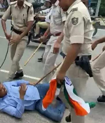 बीपीएससी कार्यालय के बाहर प्रदर्शन कर रहे शिक्षक अभ्यर्थियों पर पुलिस का लाठीचार्ज