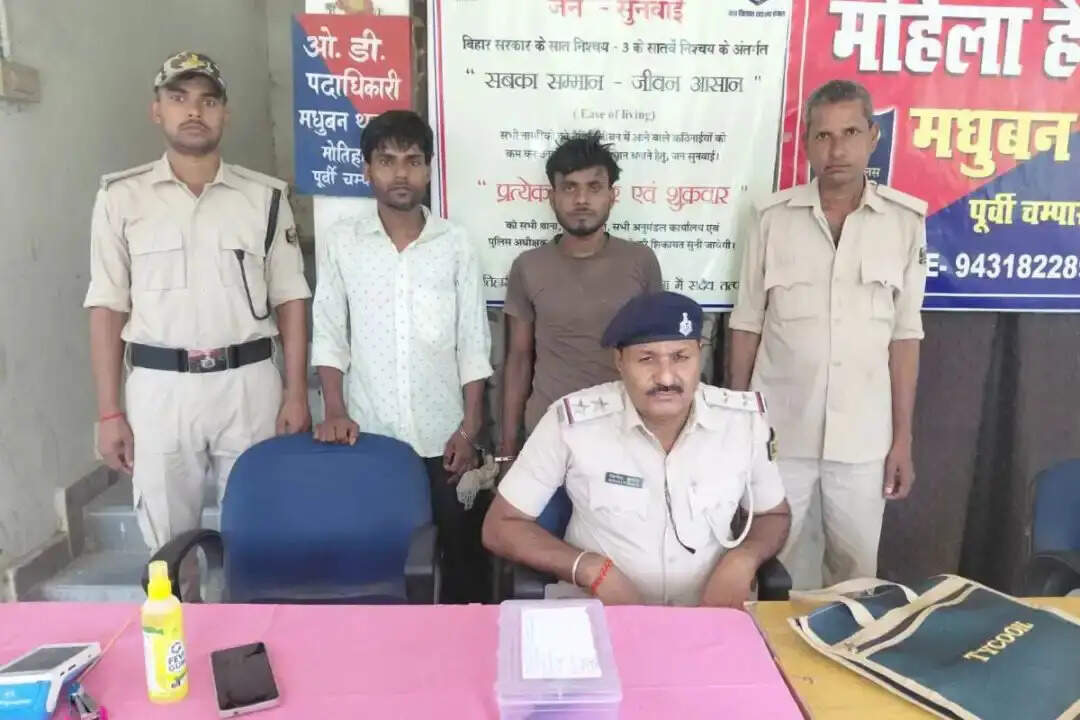 देसी कट्टा के साथ दो सगे भाई गिरफ्तार