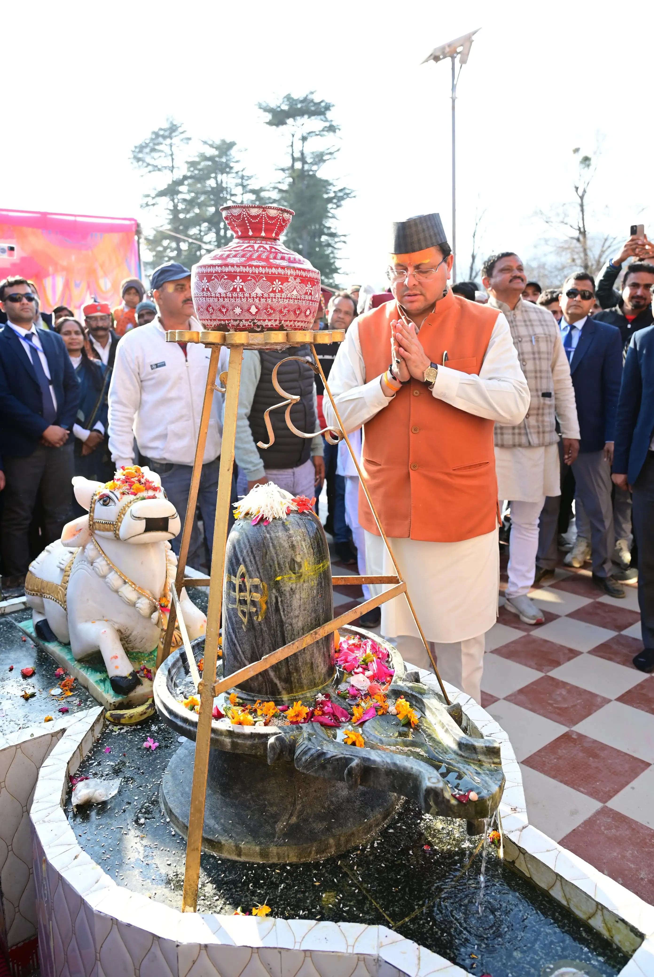 मुख्यमंत्री ने पिथौरागढ़ के चटकेश्वर और सैनी गांव के देवल मंदिर में की पूजा अर्चना