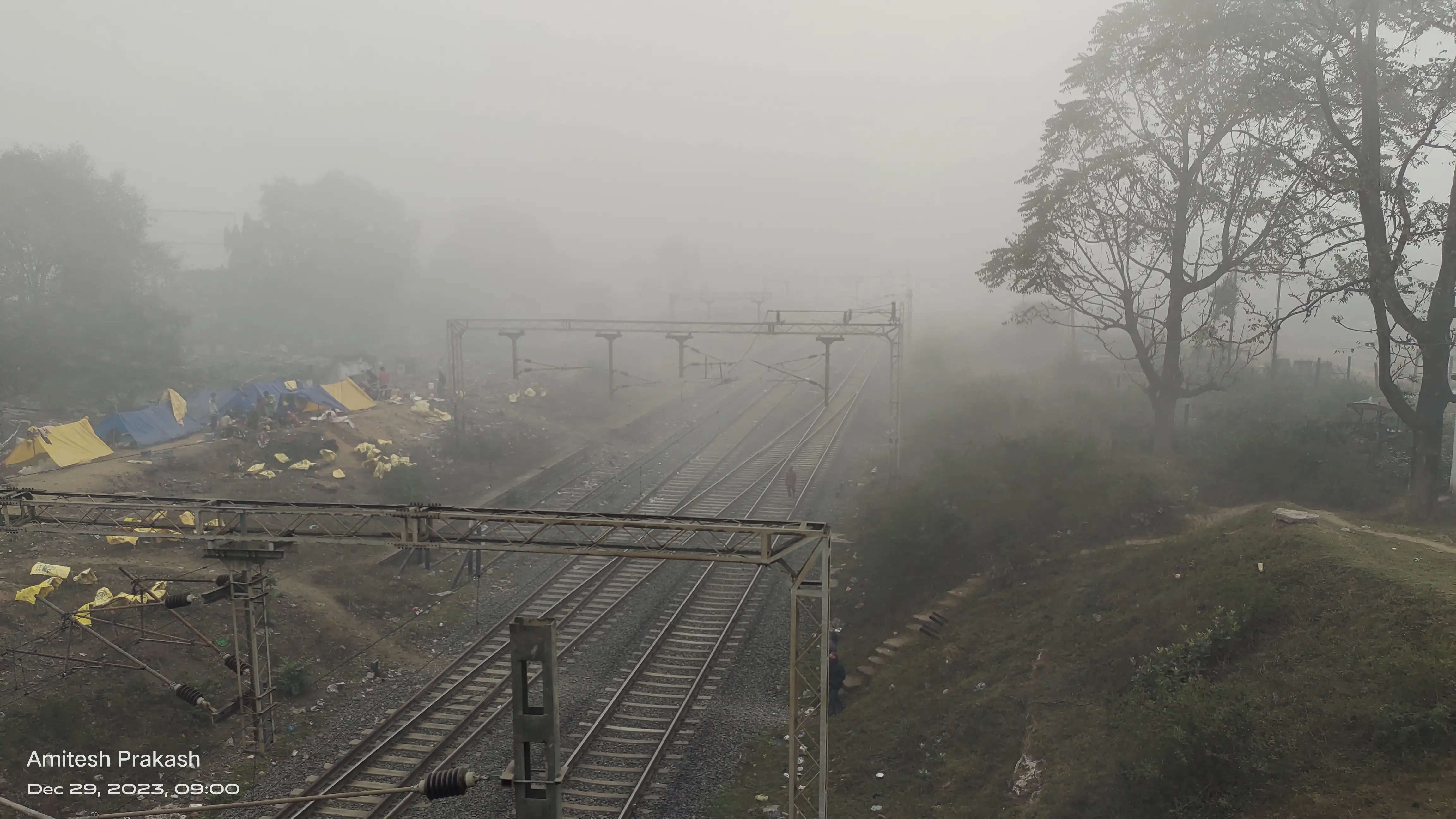 कोहरे की चादर से लिपटा रामगढ़, वाहन परिचालन में हुई परेशानी