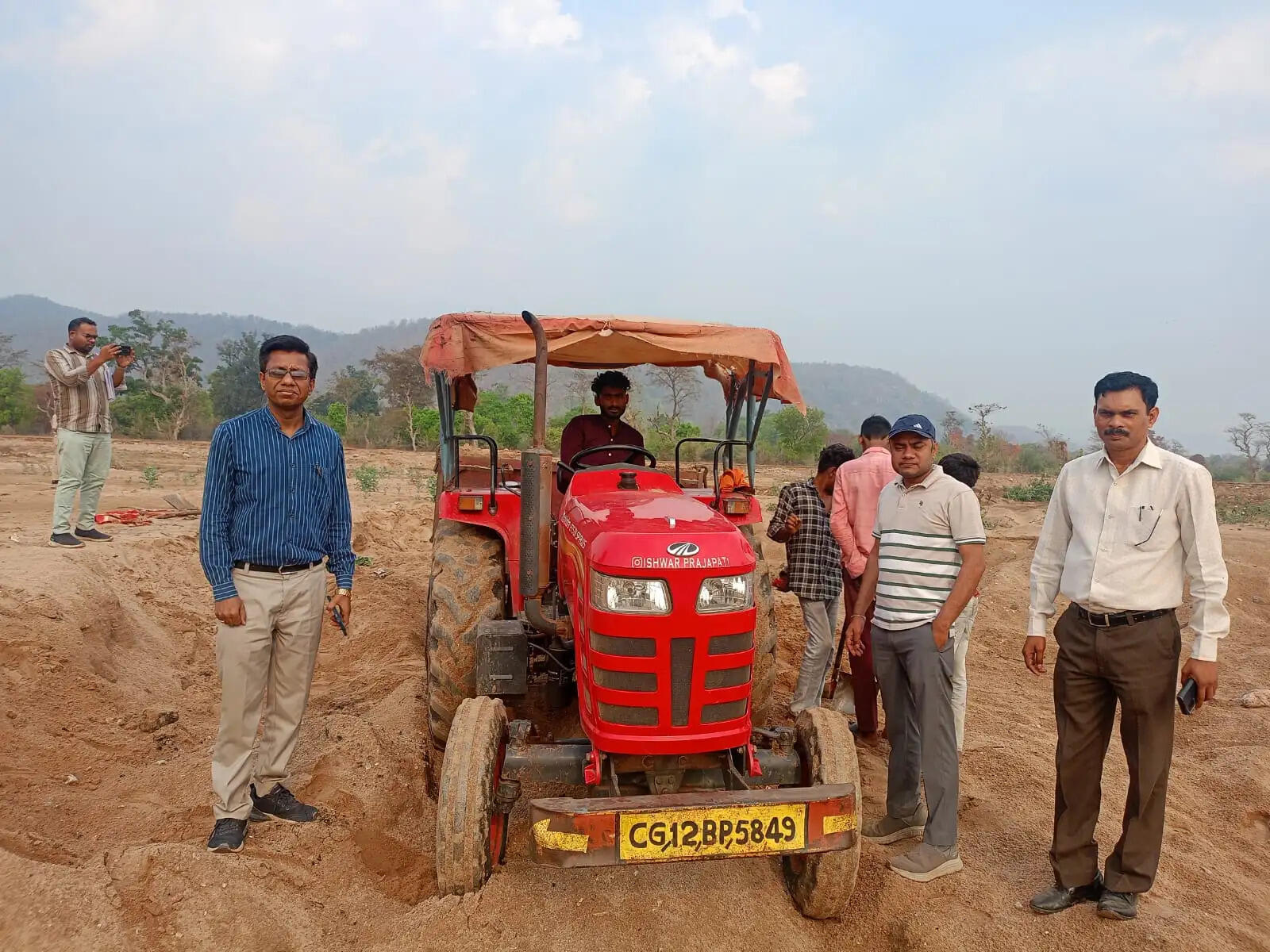 कोरबा में अवैध रेत उत्खनन पर प्रशासन की बड़ी कार्रवाई: 26 ट्रैक्टर और 1 जेसीबी जब्त