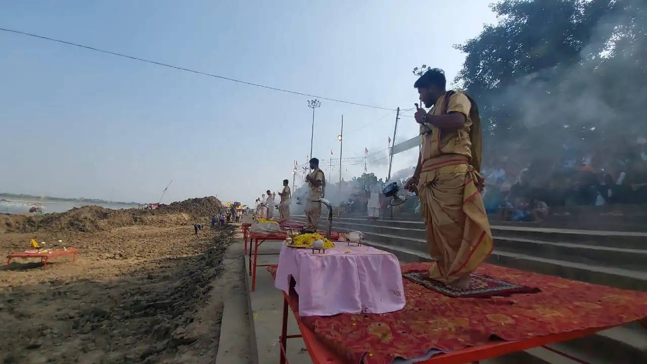 खंडग्रास चंद्रग्रहण के चलते काशी में अपराह्न में हुई गंगा आरती,उमड़ी भीड़