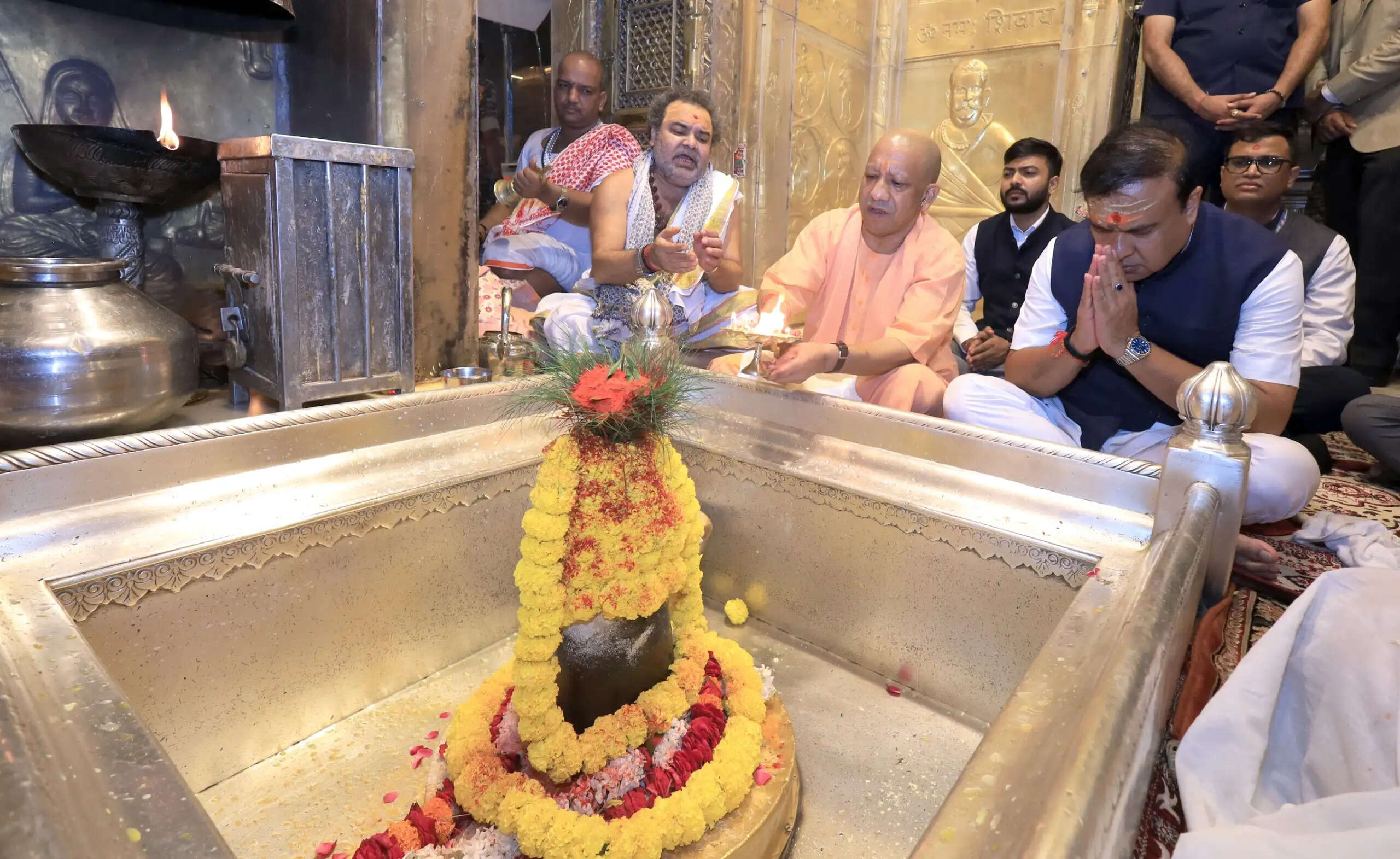 यूपी के मुख्यमंत्री योगी और असम के मुख्यमंत्री हिमंता ने बाबा कालभैरव और बाबा विश्वनाथ के दरबार में लगाई हाजिरी