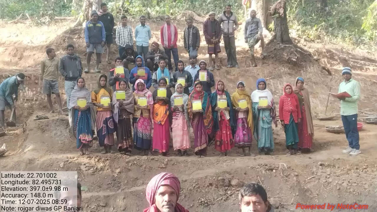 कोरबा : रोजगार दिवस में ग्रामीणों को आजीविका डबरी और क्यूआर कोड की दी गई जानकारी