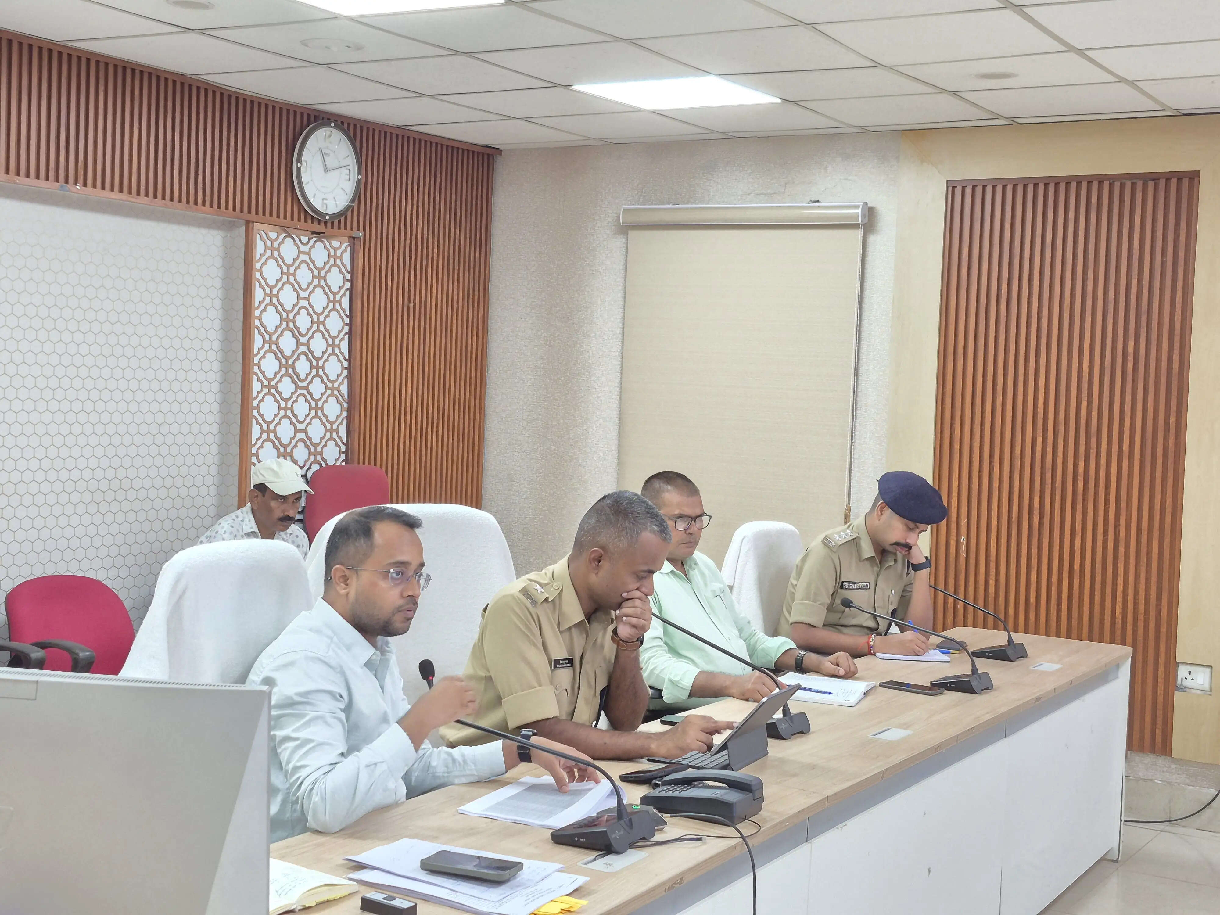 सारण में नौका परिचालन सुरक्षा को लेकर जिलाधिकारी और एसएसपी ने निर्देश