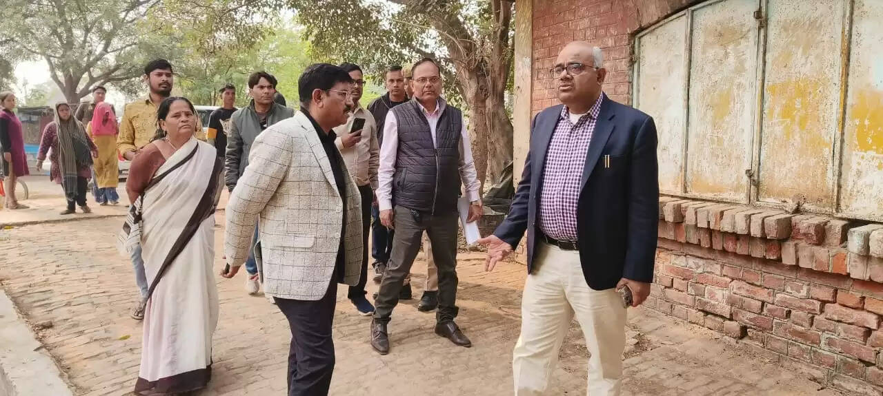 दो माह से बंद आयुष्मान आरोग्य मंदिर को देख डीएम ने मौके पर सीएमओ को किया तलब