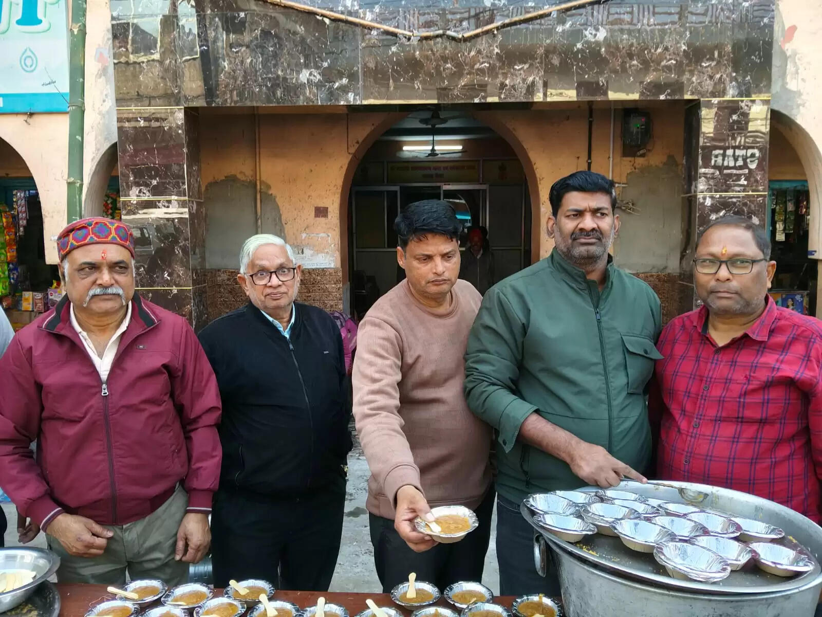 जरूरतमंदों के साथ श्री मारवाड़ी सत्यनारायण मंदिर संस्था ने मनाई मकर संक्रांति