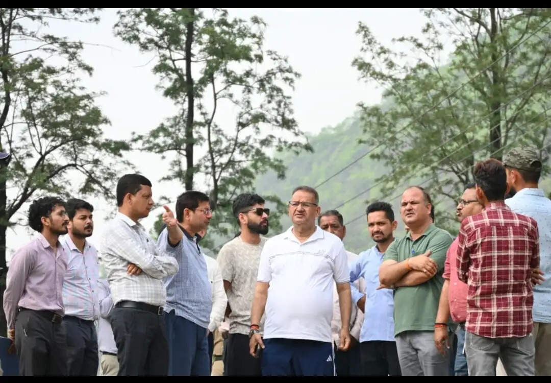 सरखेत में आपदा सुरक्षा कार्यों का कैबिनेट मंत्री गणेश जोशी ने किया निरीक्षण