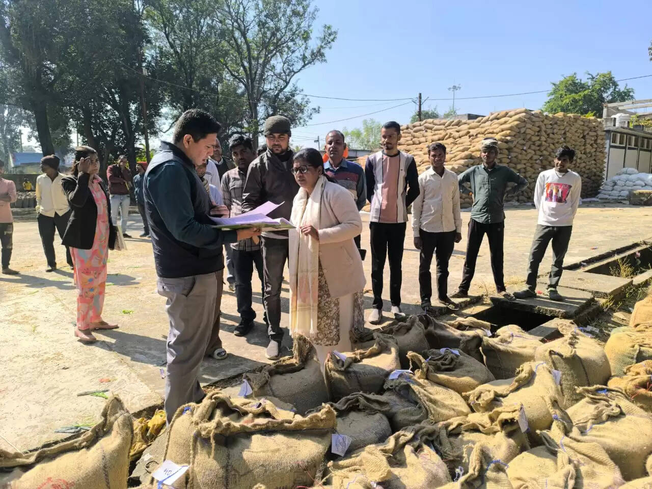 अनूपपुर: बलबहरा उपार्जन केंद्र का कलेक्टर ने किया औचक निरीक्षण, किसानों काे समय पर भुगतान के दिए निर्देश