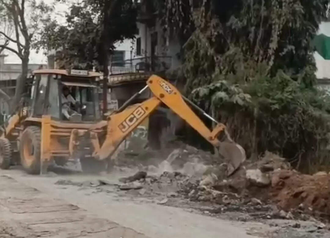 खरेंगा में विवादास्पद नाली हटाई गई, ग्रामीणों के लिए बना था आवागमन में बाधा