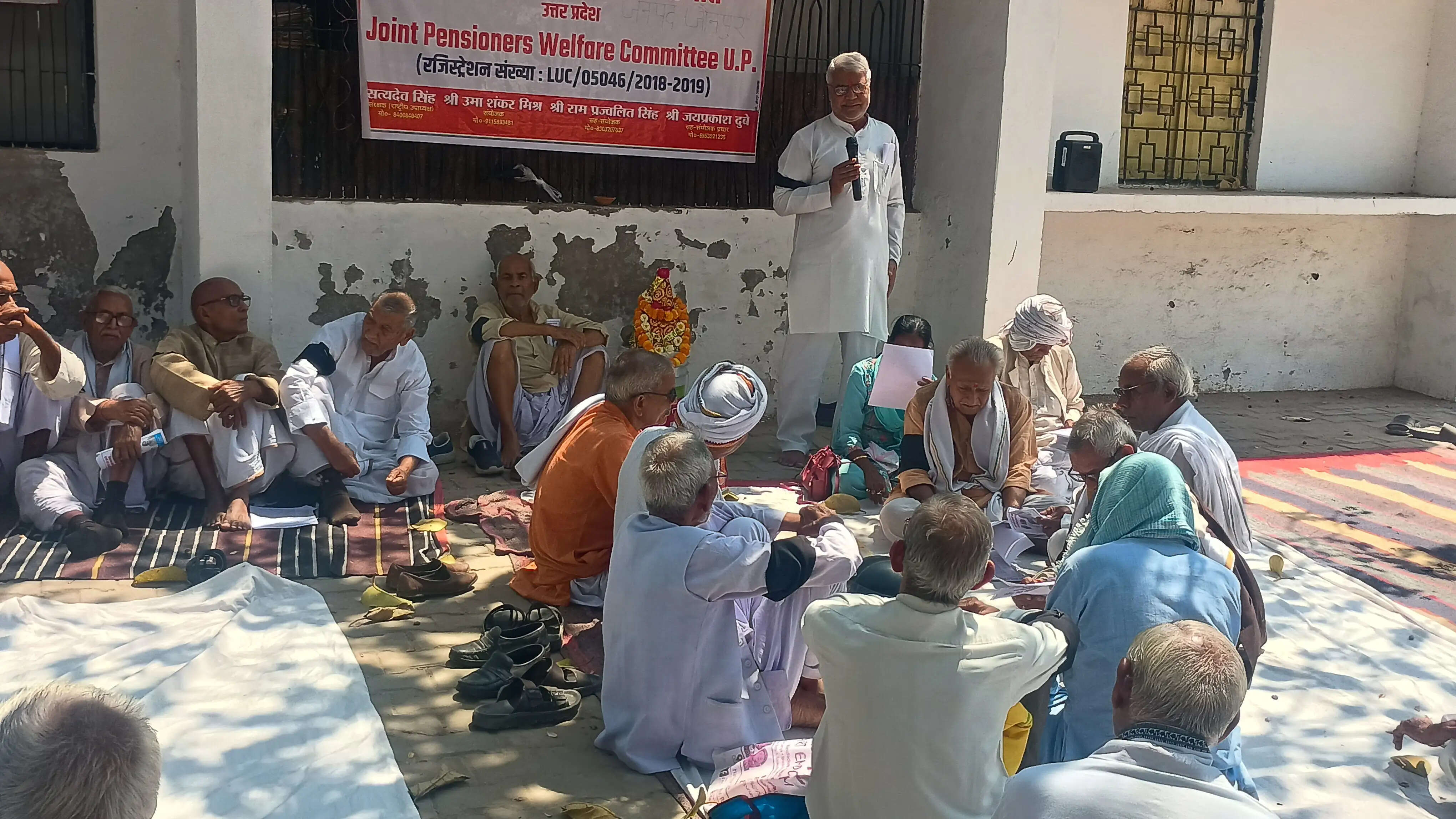 निःशुल्क चिकित्सा से वंचित सेवानिवृत्त शिक्षकों ने किया प्रदर्शन