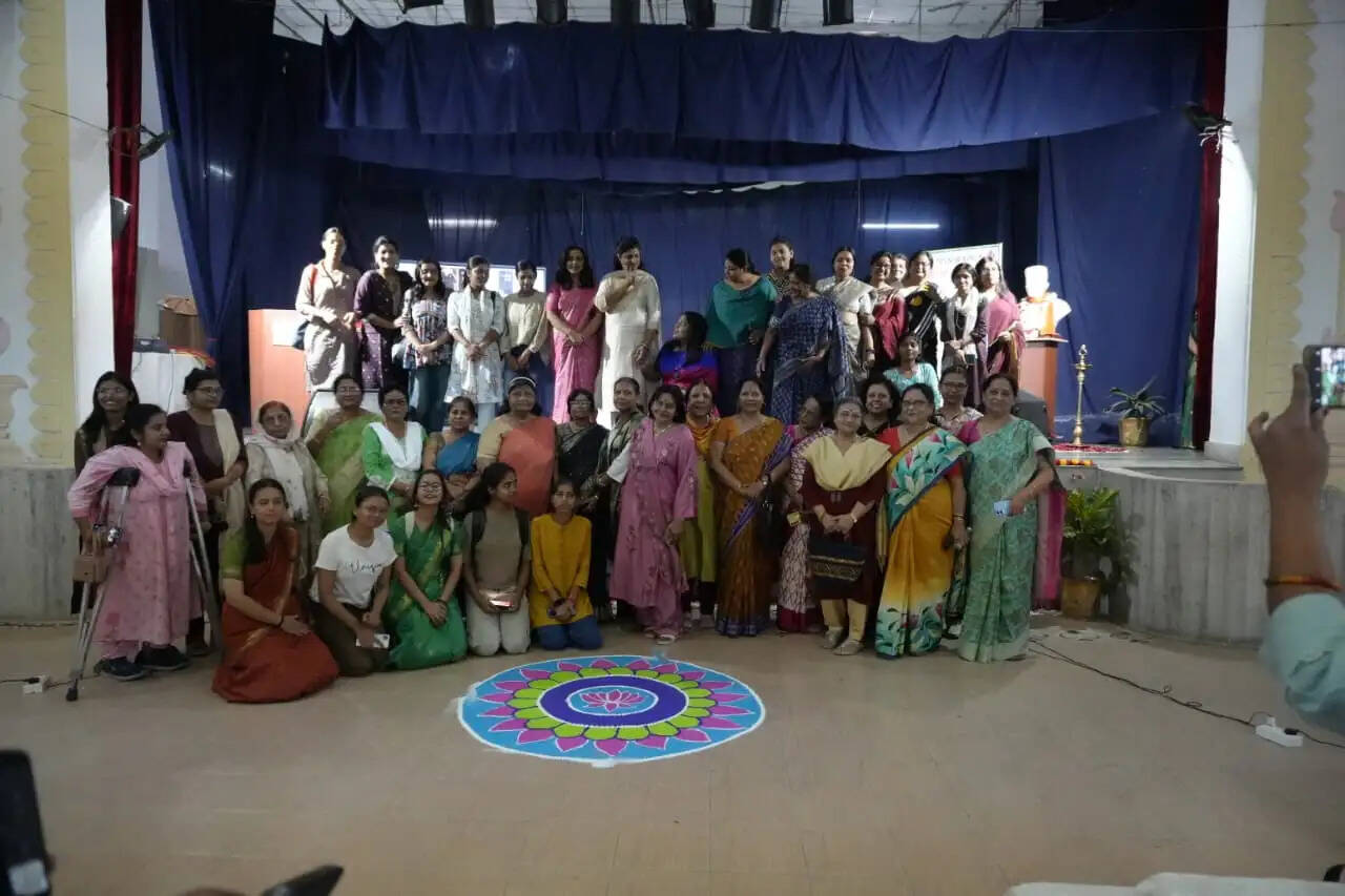 बीएचयू महिला महाविद्यालय में पुरा छात्रा सम्मेलन, पद्मश्री प्रो. मंगला कपूर भी हुई शामिल