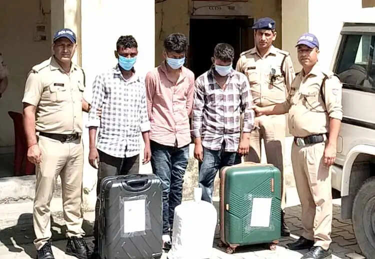 ट्रॉली बैग में कपड़ों के बीच छिपा रखा था गांजा, भारी खेप के साथ तस्कर गिरफ्तार