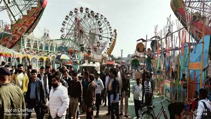 ग्वालियरः व्यापार मेले का सैलानियों ने लिया आनंद, अधिकारियों ने किया निरीक्षण