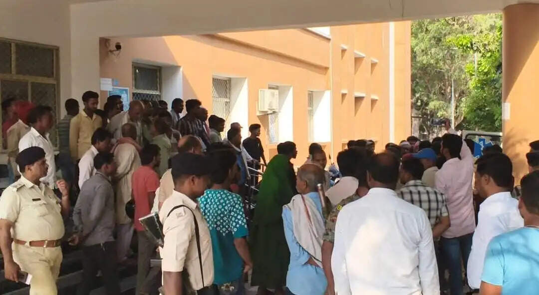 खेत में काम कर रही महिला को लगी गोली, हालत गंभीर