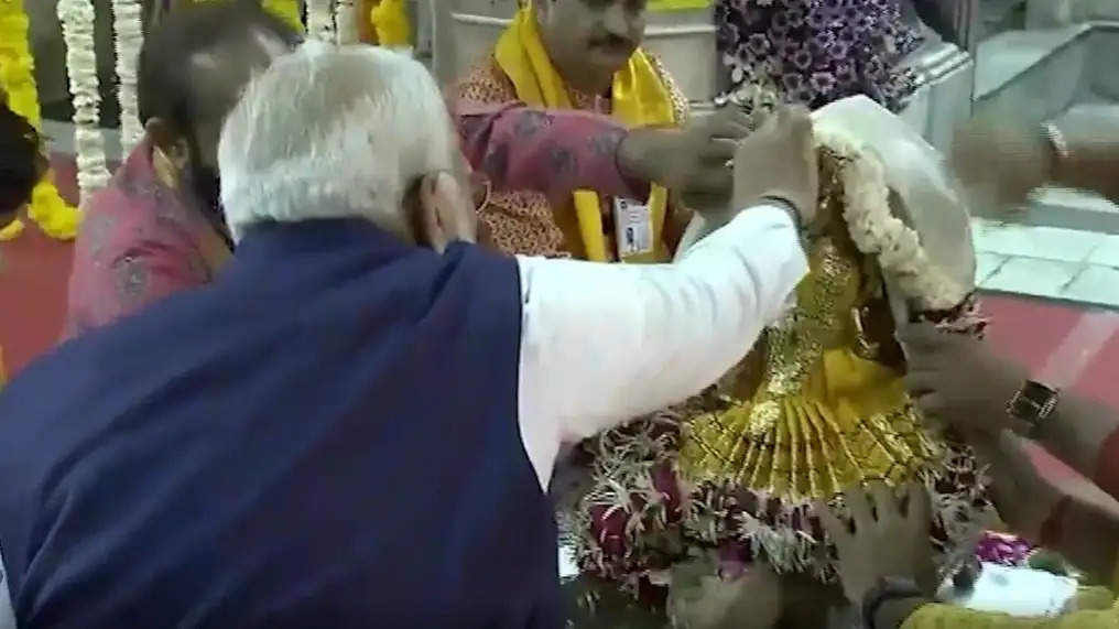 प्रधानमंत्री मोदी ने द्वारका के जगत मंदिर में की पूजा