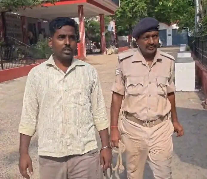 अवैध शराब मामले में अभियुक्त को 8 वर्ष की सजा, एक लाख रुपये का जुर्माना