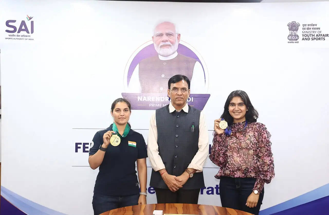 विश्व कप स्वर्ण विजेताओं ईशा सिंह और नीरू धांडा को खेल मंत्री ने किया सम्मानित, हरसंभव सहयोग का दिया भरोसा