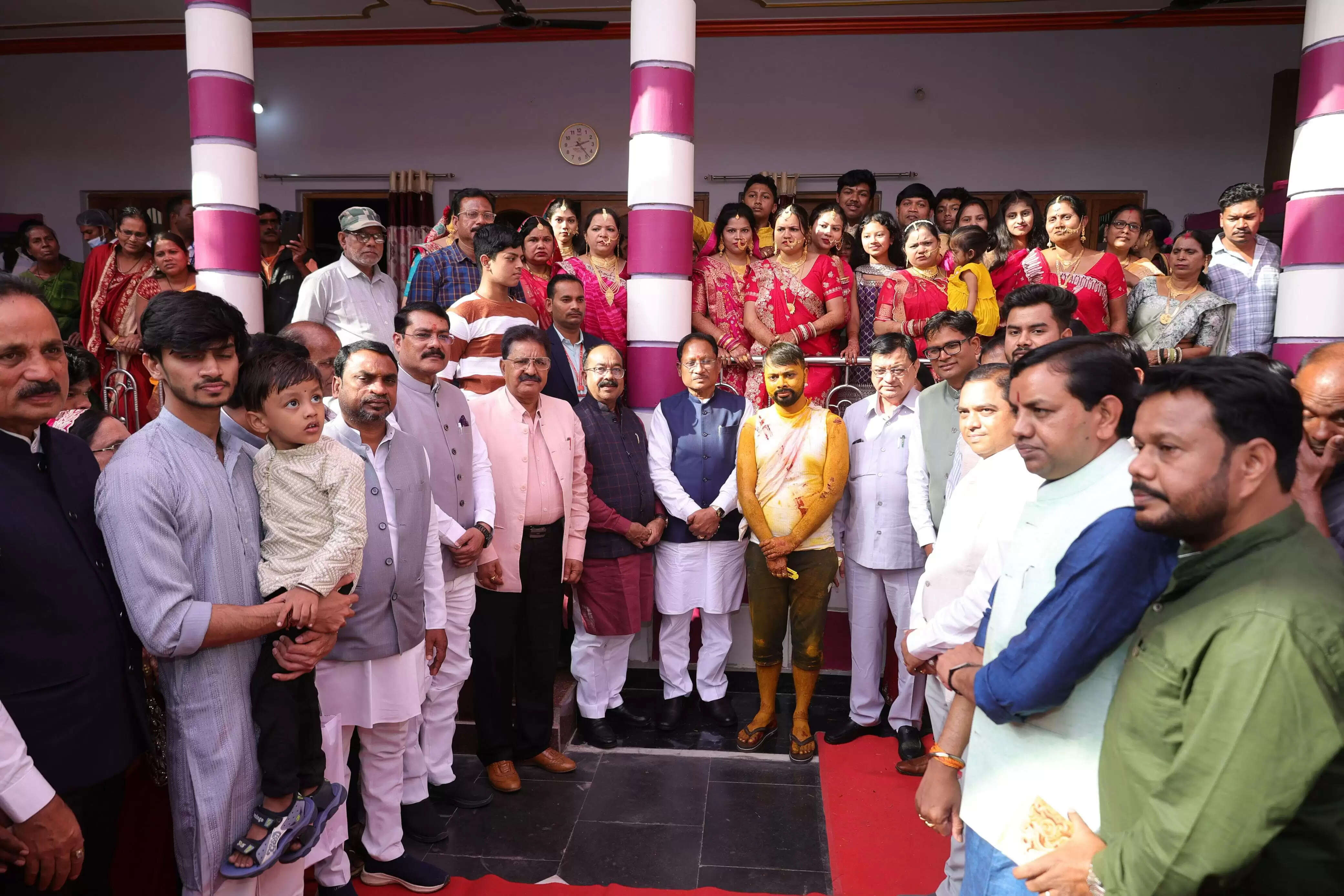 मुख्यमंत्री विष्णुदेव साय वैवाहिक कार्यक्रम में शामिल होकर दी शुभकामनाएं