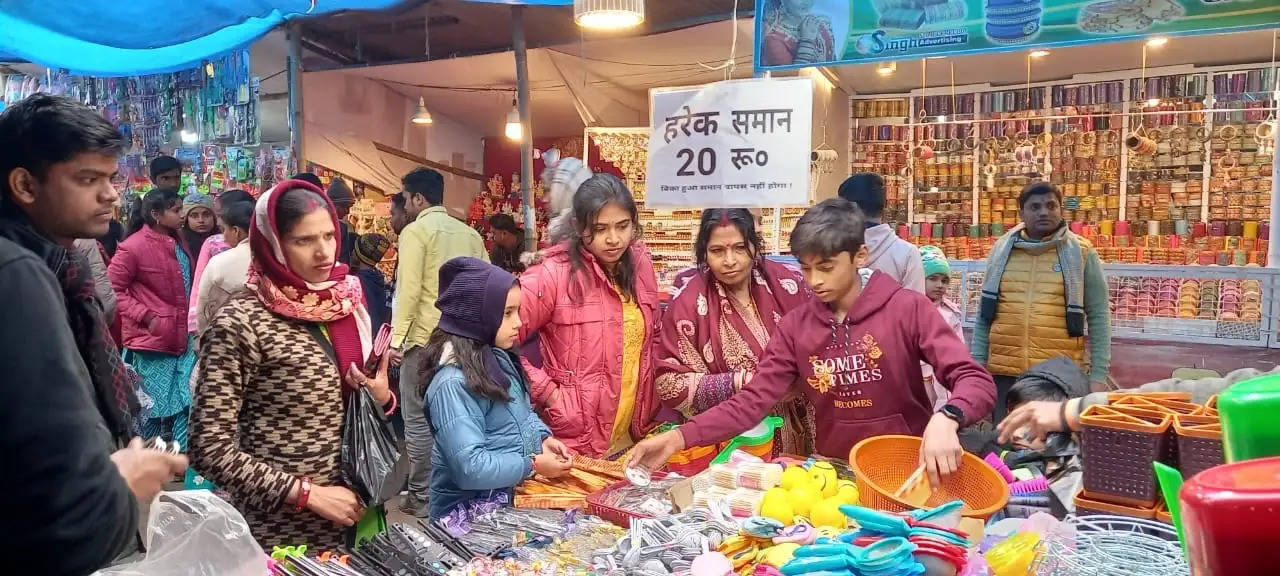 मंदिरों में पूजा अर्चना कर नववर्ष का शुभारंभ,मत्स्यगंधा मेला,नौका विहार व जेपी पार्क में उमड़ी भीड़