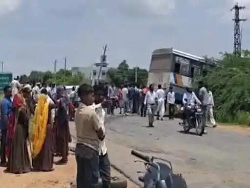 रोडवेज बस और टैक्सी की टक्कर, चालक की मौत, सात घायल