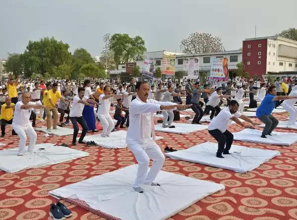 उपमुख्यमंत्री केशव प्रसाद मौर्य समेत अफसरों ने योग कर निरोग रहने का दिया संदेश