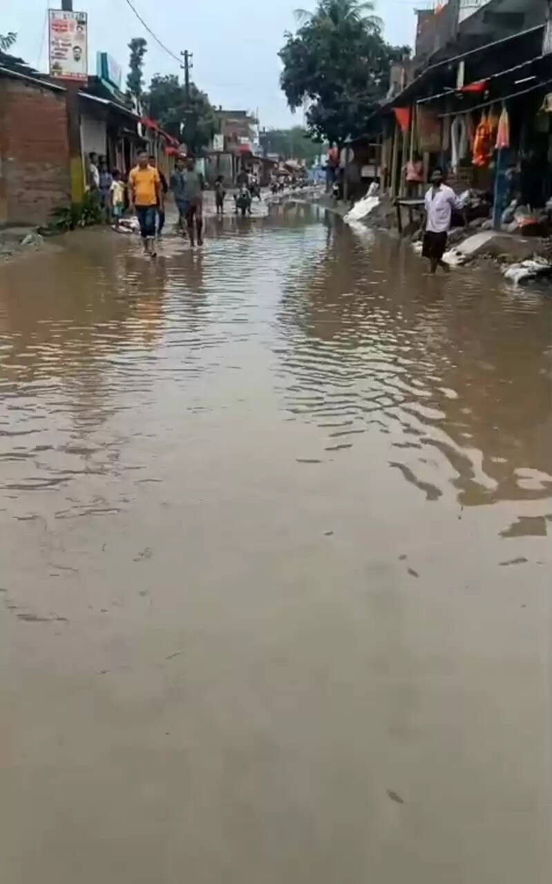 संवेदक की लापरवाही से अमहारा में जल जमाव,हादसे को लेकर ग्रामीणों का प्रदर्शन