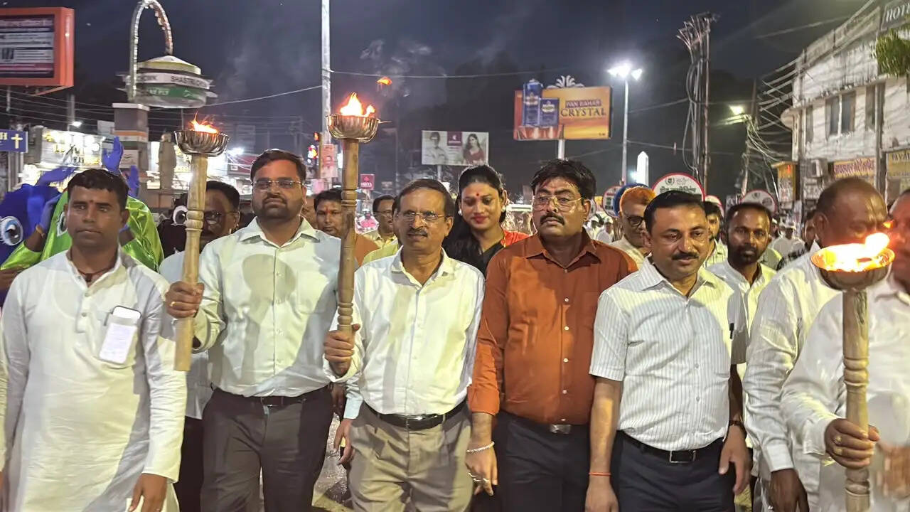 सेवा संकल्प अभियान में जगमगाया गोरखपुर, नगर निगम ने जलाए 71 हजार दीप