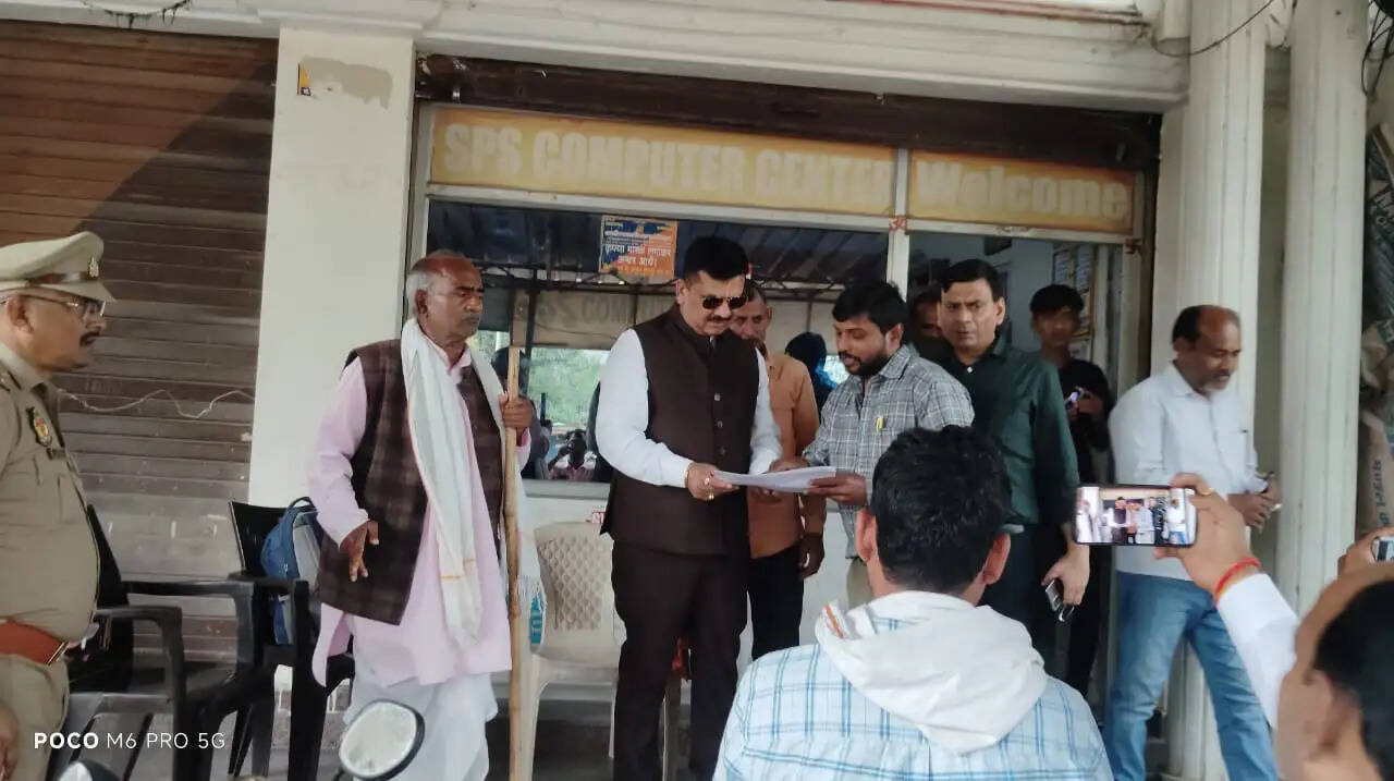 जिलाधिकारी ने फार्मर रजिस्ट्री कैंप का किया निरीक्षण, सुनी समस्यायें