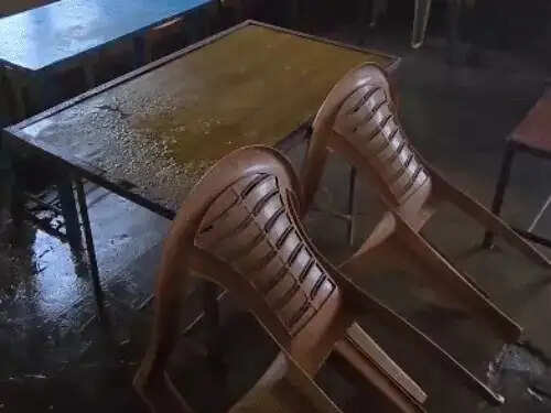 शहडोल: जैतपुर तहसील में टपक रही छत, दूसरे कमरे में बैठकर कार्य कर रहे तहसीलदार