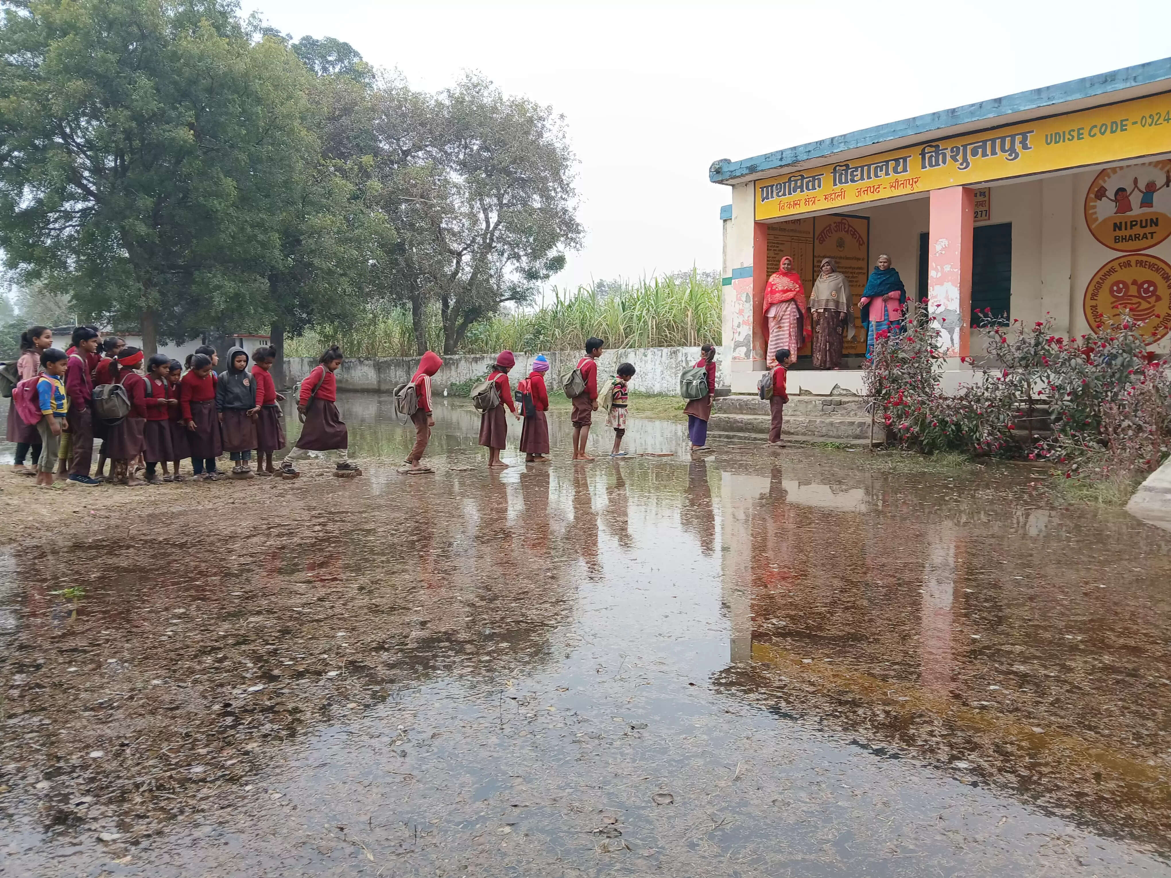 बंद पड़ी माइनर में छोड़ा गया पानी, प्राथमिक विद्यालय जलमग्न