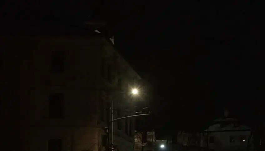 कुवैत में इंटरसेप्शन का मलबा गिरा, बिजली ट्रांसमिशन लाइनें ठप