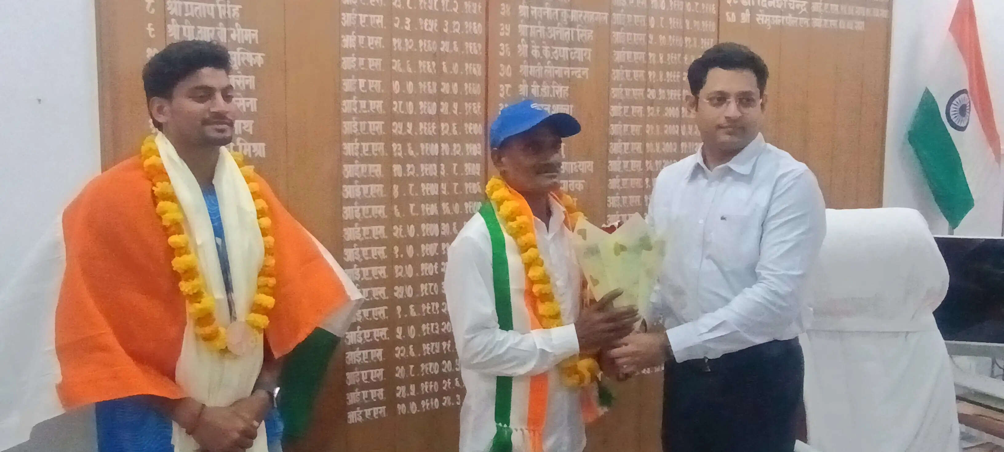 जापान एशियाई खेलों में कांस्य पदक जीतने वाले रोहित यादव का जिलाधिकारी ने किया सम्मान
