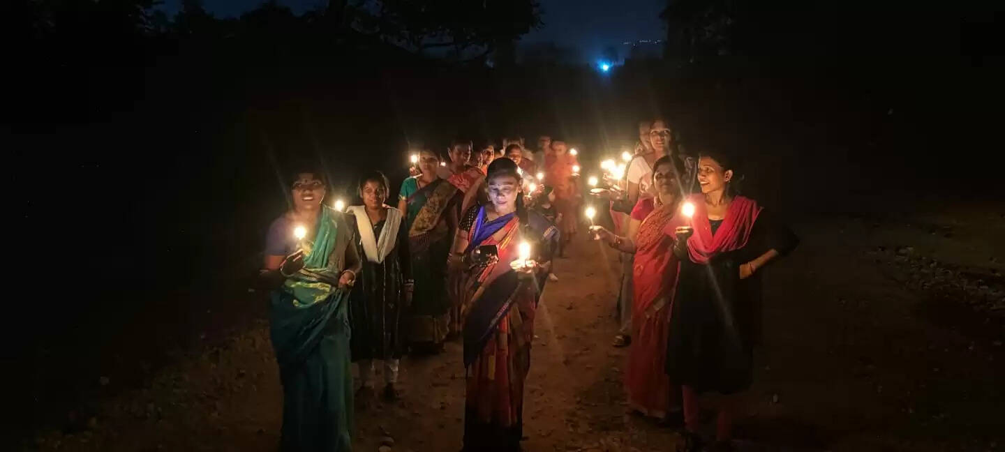 महिलाओं ने कैंडल मार्च निकाल शहीदों को दी श्रद्धांजलि