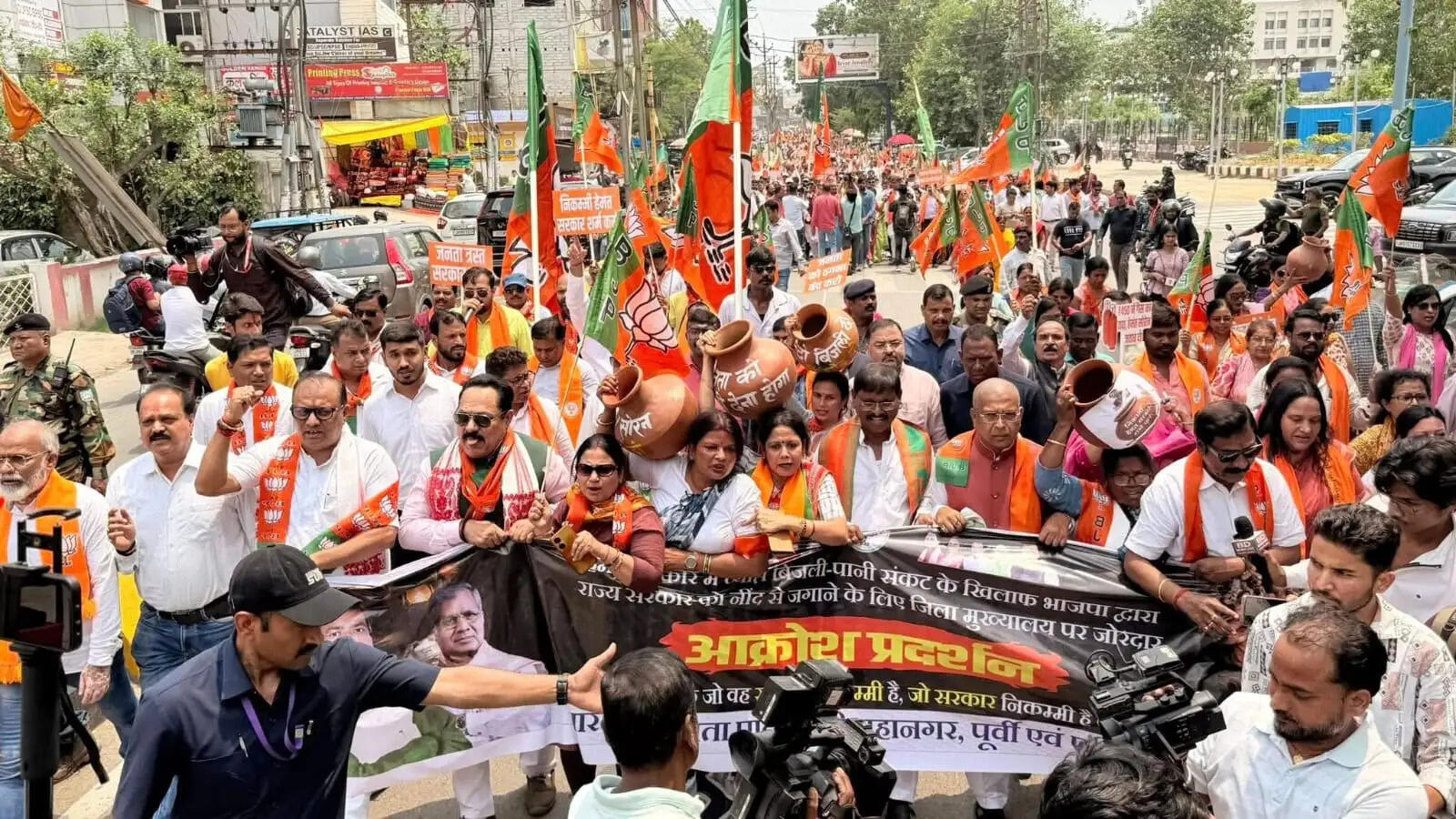 बिजली-पानी समस्या को लेकर रांची में भाजपा का घड़ा फोड़ आक्रोश प्रदर्शन