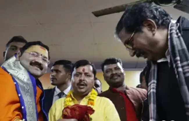 भाजपा के राष्ट्रीय कार्यकारी अध्यक्ष से मिले विंध्याचल दरबार के प्रधान पुजारी पंडित अगस्त द्विवेदी