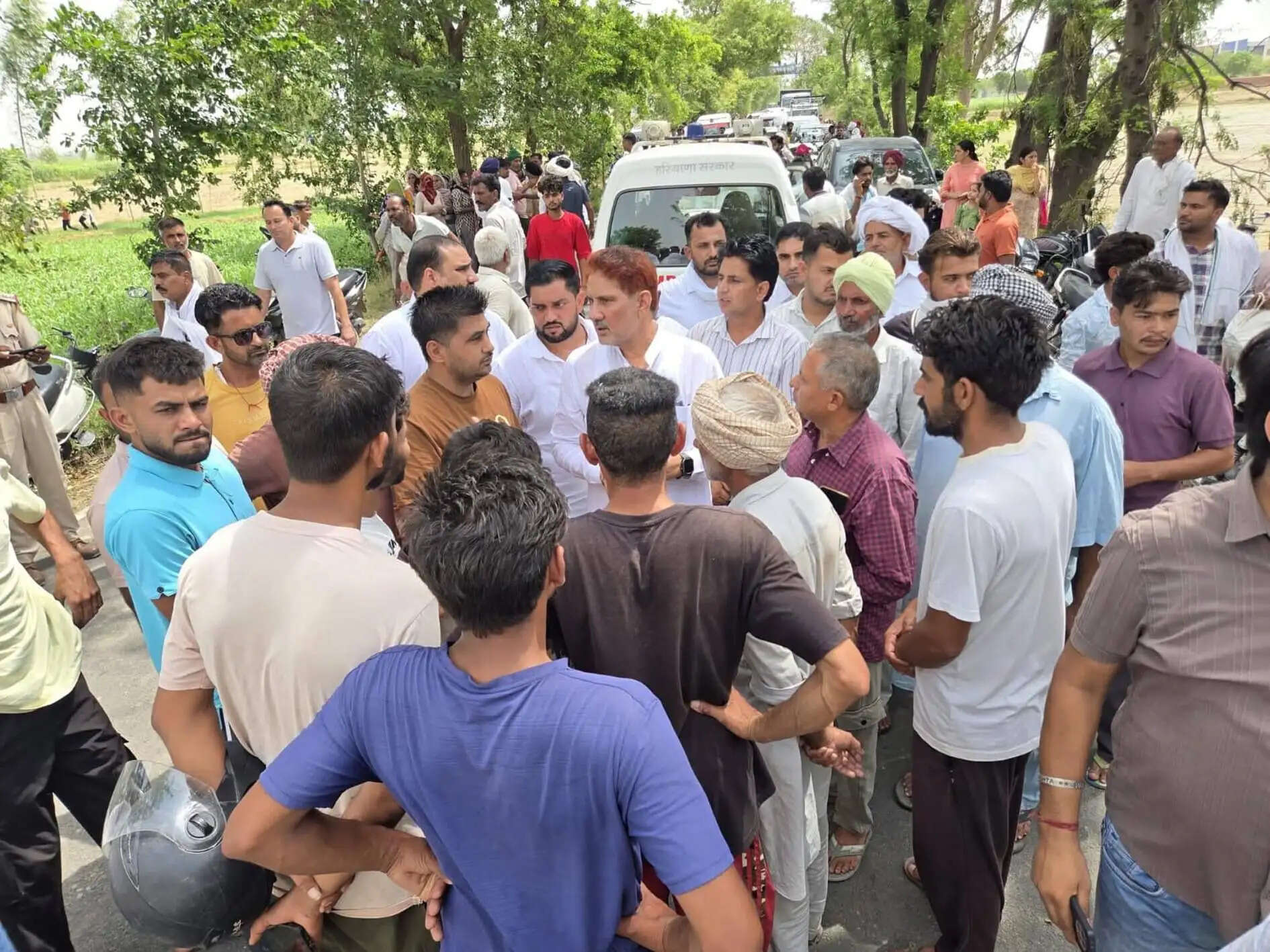 हरियाणा: फतेहाबाद में तेज रफ्तार प्राइवेट बस खेत में पलटी, तीन यात्रियों की मौत, 12 घायल