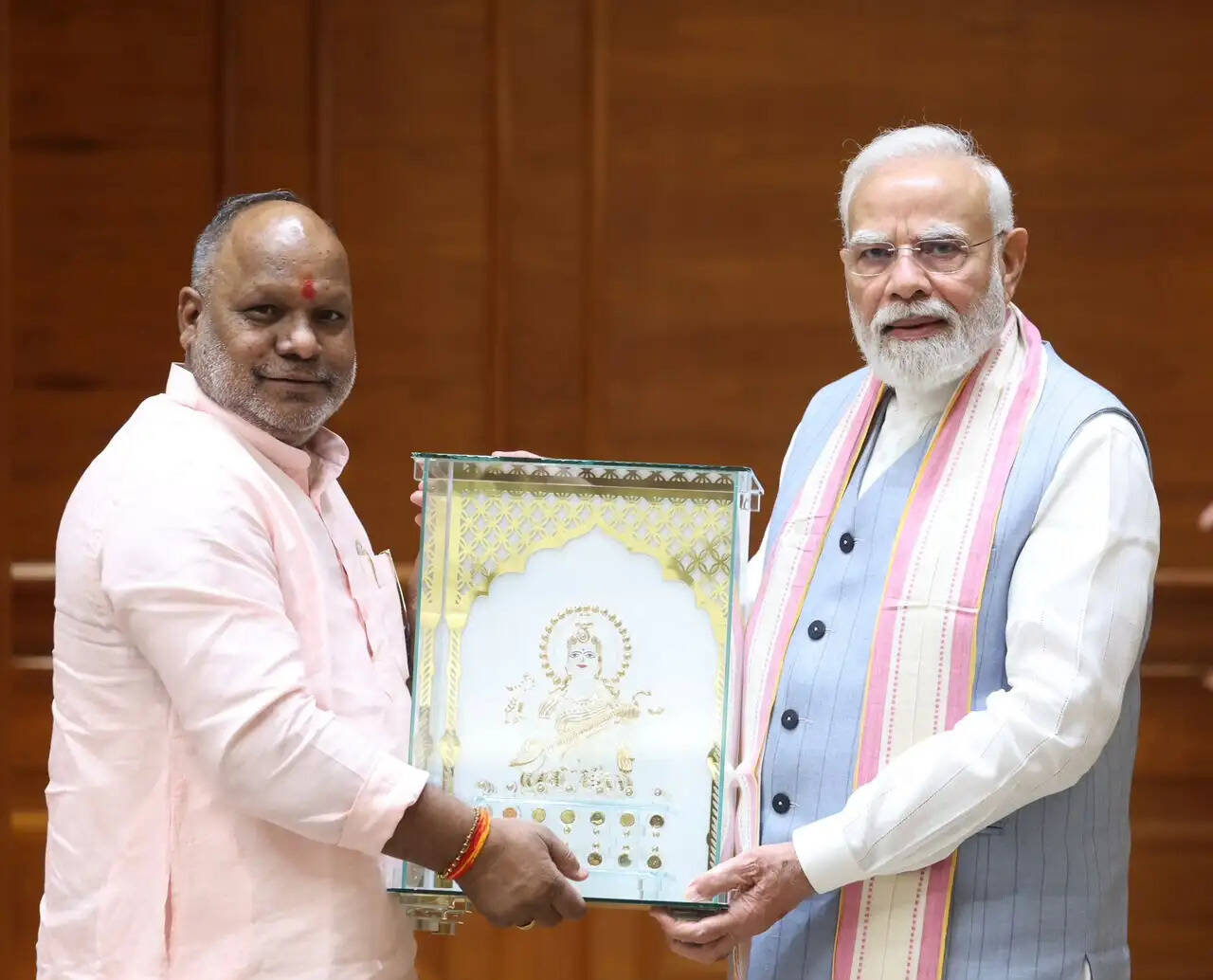 प्रधानमंत्री नरेंद्र मोदी से राज्यमंत्री हंसराज विश्वकर्मा ने की शिष्टाचार भेंट