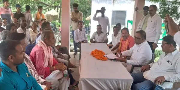 मुआवजा न मिलने से आक्रोशित किसानों ने रोका पुल निर्माण, कोर्ट जाने की दी चेतावनी