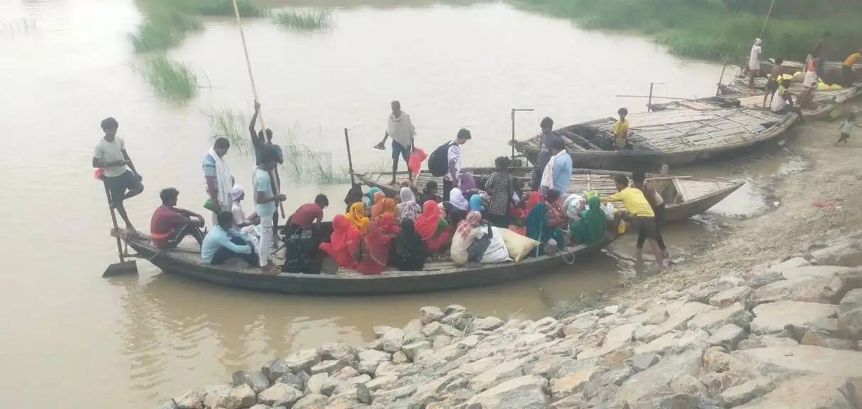 कुशेश्वरस्थान पूर्वी में बाढ़ का कहर गहराया, कई गांव टापू बने