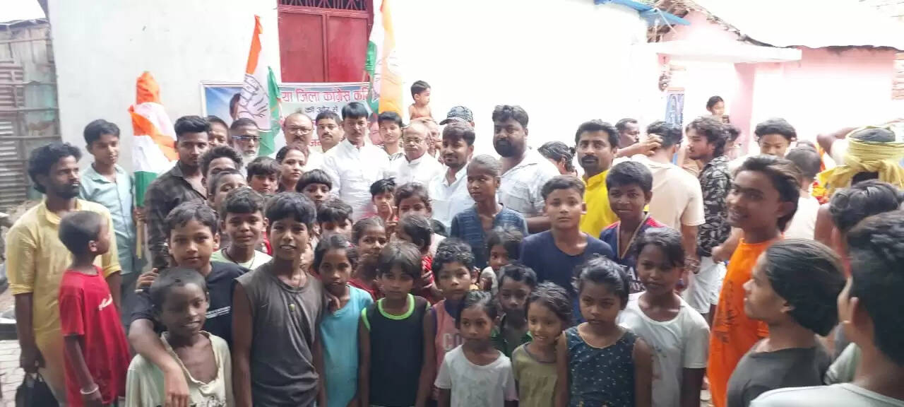 कांग्रेस नेता राहुल गांधी की जयंती पर महादलित बस्ती में केक,चॉकलेट और पाठ्य सामग्री का वितरण