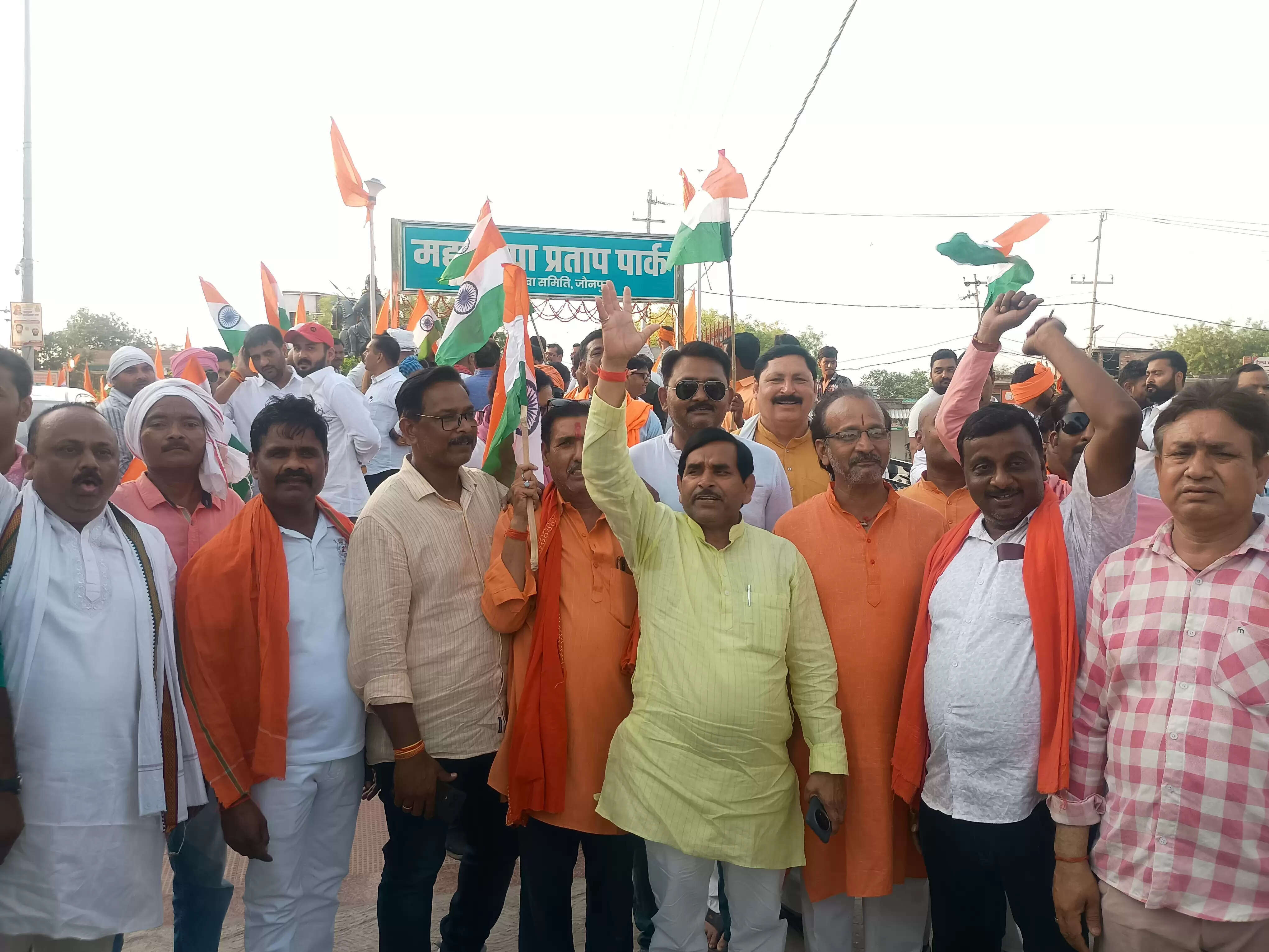 बीजेपी ने निकाली तिरंगा यात्रा हजारों की संख्या में लोग हुए शामिल