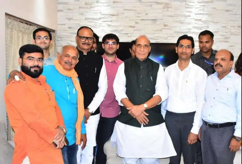 पूर्व राज्यमंत्री सुजय त्रिपाठी के घर पहुँचे राजनाथ सिंह