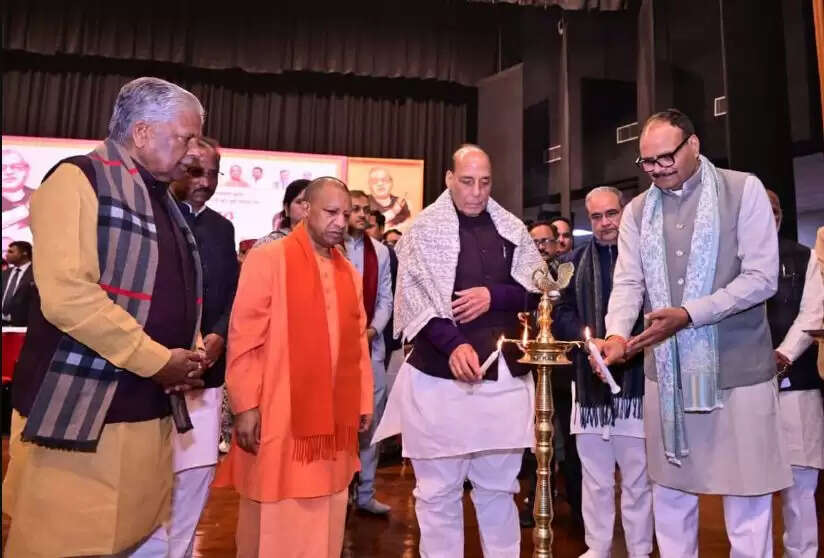 अटल जी भारतीय राजनीति के क्षितिज पर सूर्य की तरह चमकते रहेंगे : राजनाथ सिंह